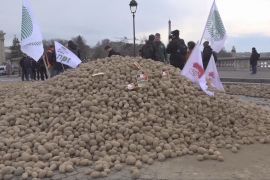 У Парижі завалили міст картоплею: ​​протести проти угоди з МЕРКОСУР тривають