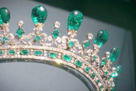 Виставка королівських коштовностей проходить у Парижі, попри пограбування Лувру