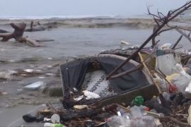 Пляж у Колумбії перетворився на звалище через шторм
