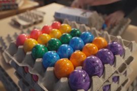 Як на баварській фабриці фарбують яйця до Великодня