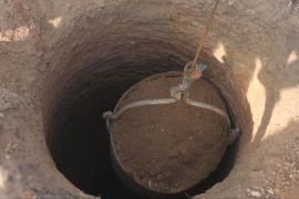 Шахта у дворі: небезпека заради заробітку