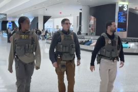 До аеропортів США направили міграційних агентів через черги на огляд