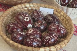 Майстрині у Словенії прикрашають великодні яйця гравіюванням