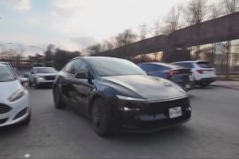 Поїздки на роботаксі Tesla в Техасі затягуються на години