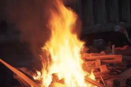 Гігантське вогнище розпалили на каналі в Копенгагені на честь середини літа