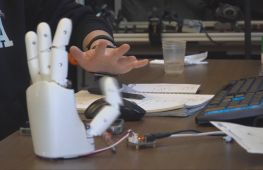 Новий браслет з ШІ дає змогу дистанційно керувати роботизованою рукою