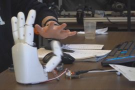 Новий браслет з ШІ дає змогу дистанційно керувати роботизованою рукою