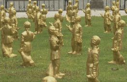 300 позолочених статуеток Моцарта виставили в саду у Зальцбурзі