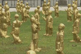 300 позолочених статуеток Моцарта виставили в саду у Зальцбурзі