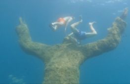 Туристи рятуються від спеки в хорватському підводному музеї